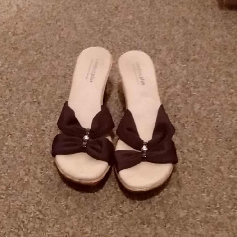Black wedges